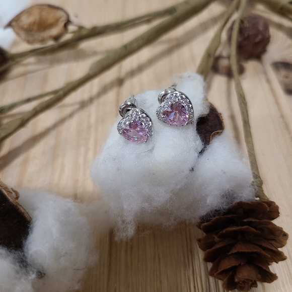 💗💗NEW💗💗 PRETTY!! BARBIE  PINK AND WHITE Heart CZ Studs💗💗 - Picture 16 of 16